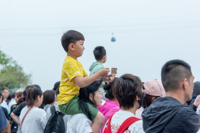 市民观看端午龙舟比赛