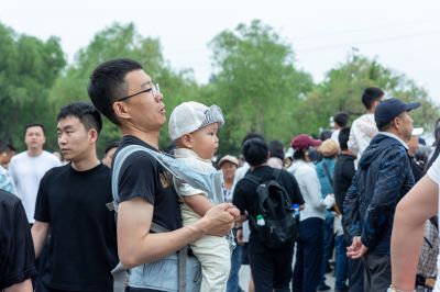 市民观看端午龙舟比赛