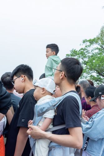 市民观看端午龙舟比赛