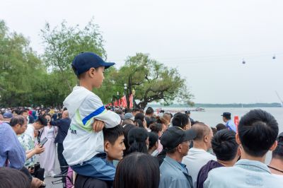市民观看端午龙舟比赛