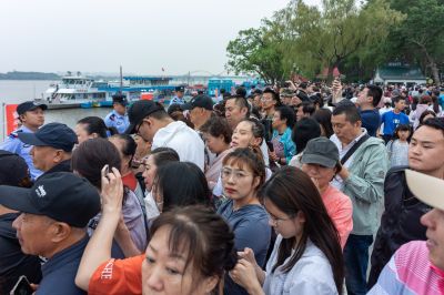 市民观看端午龙舟比赛