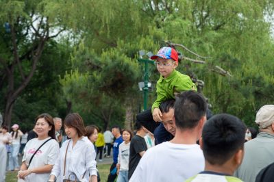市民观看端午龙舟比赛