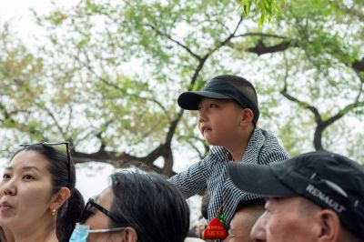 市民观看端午龙舟比赛