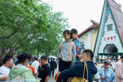 市民观看端午龙舟比赛