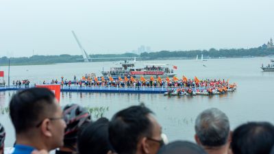市民观看端午龙舟比赛