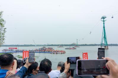 市民观看端午龙舟比赛