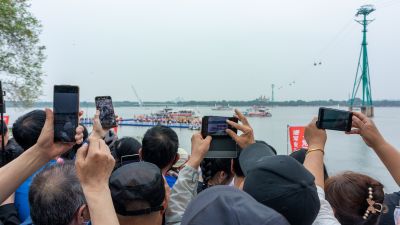 市民观看端午龙舟比赛