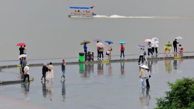 雨中 松花江畔斯大林公园 防洪纪念塔