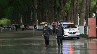 雨中 松花江畔斯大林公园 防洪纪念塔