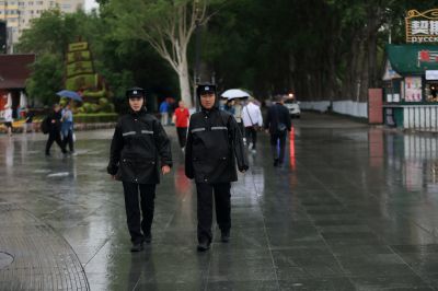 雨中 松花江畔斯大林公园 防洪纪念塔
