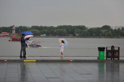 雨中 松花江畔斯大林公园 防洪纪念塔