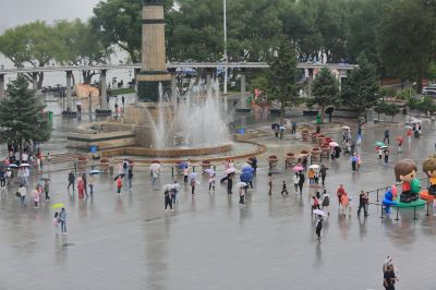 雨中 松花江畔斯大林公园 防洪纪念塔