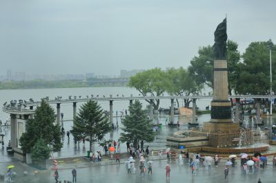 雨中 松花江畔斯大林公园 防洪纪念塔