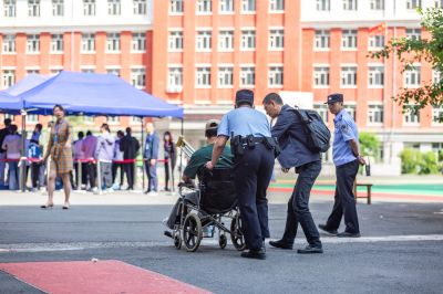 高考香坊区风华中学考场民警助考暖人心