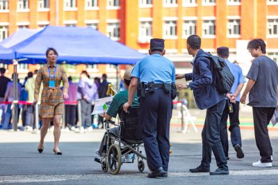 高考香坊区风华中学考场民警助考暖人心