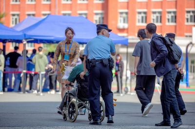 高考香坊区风华中学考场民警助考暖人心