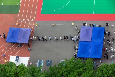 高考风华中学高考点，考生进考场