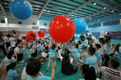 童年之乐室内亲子活动顶球