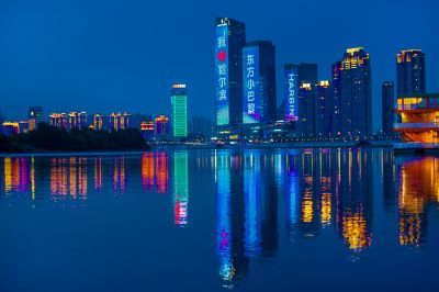 霞光中的松花江畔