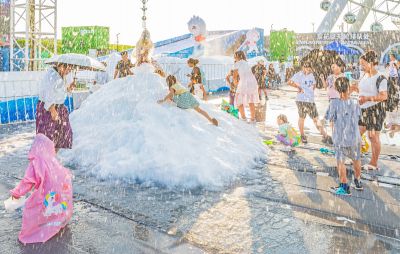 啤酒节夏日飘雪 